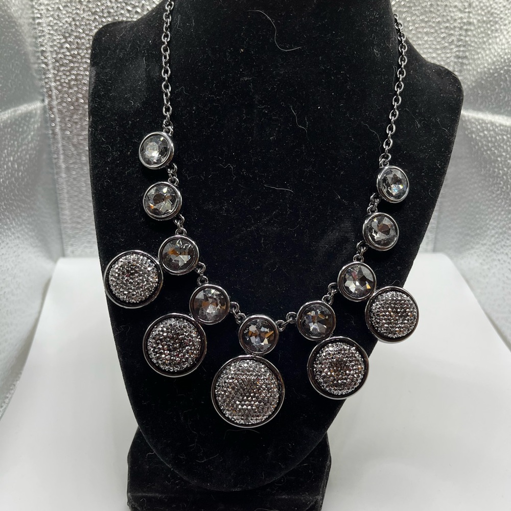 NWOT beautiful Faux Silver and Diamonds Necklace